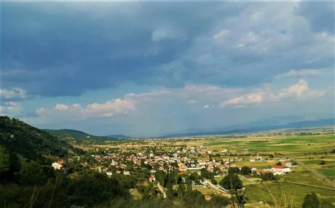 Άποψη του Αετού από πλαγιά