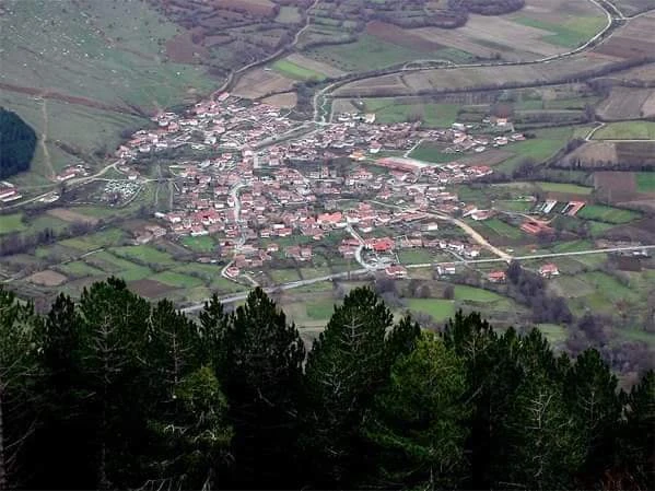 Άποψη του Αετού από πλαγιά
